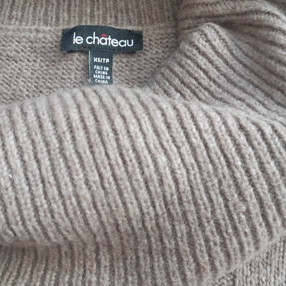 Le Chateau sweater - Picture 3 of 3